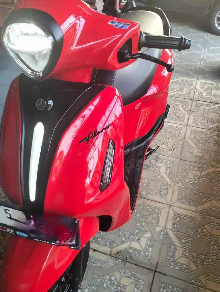Yamaha Grand Filano warna merah