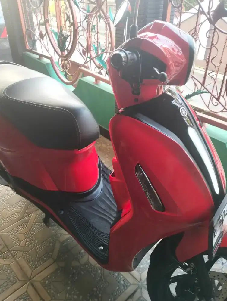 Yamaha Grand Filano warna merah