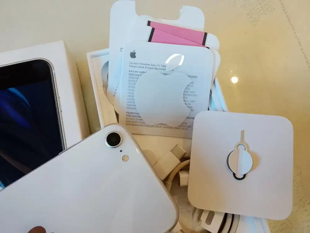 Iphone se 2 ibox lengkap
