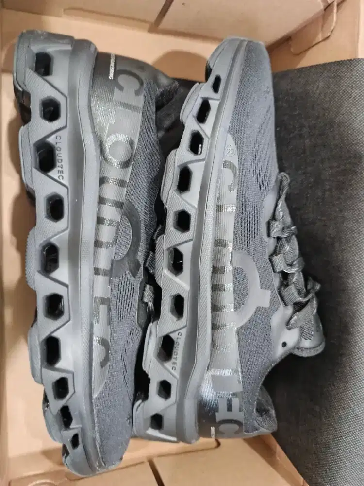 Sepatu on cloud monster cloudtec size 42