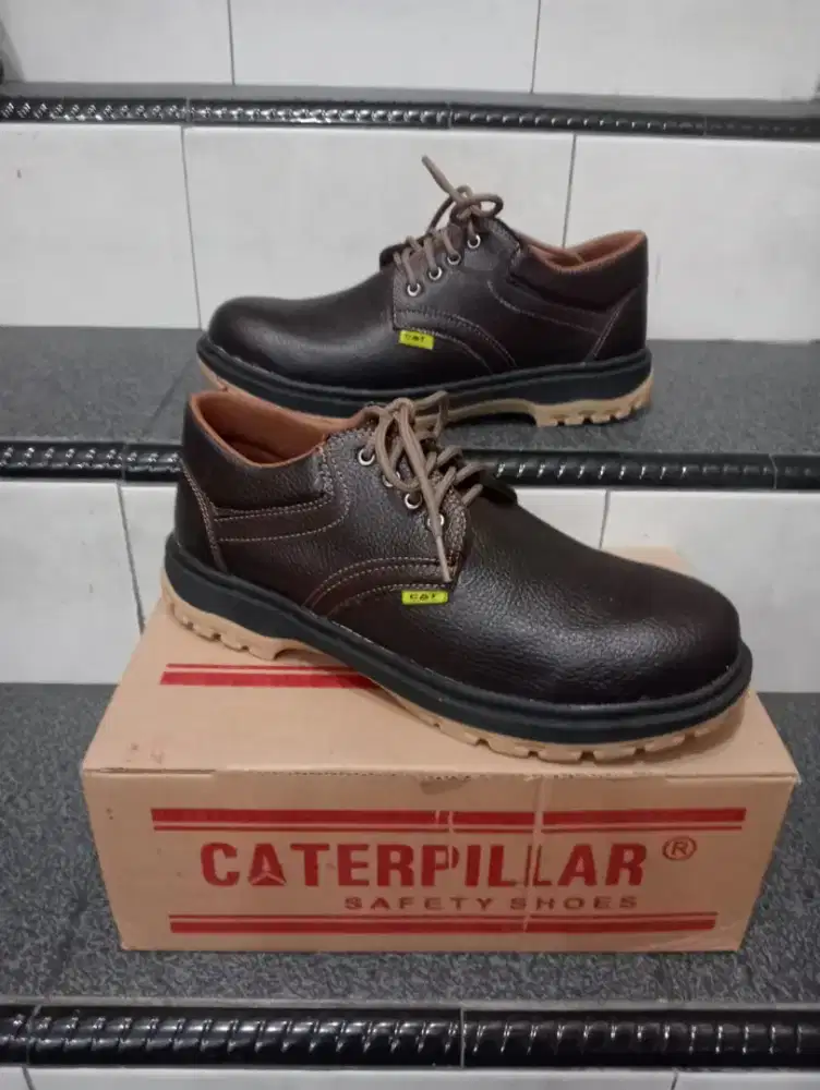 Sepatu safety buat kerja lapangan.