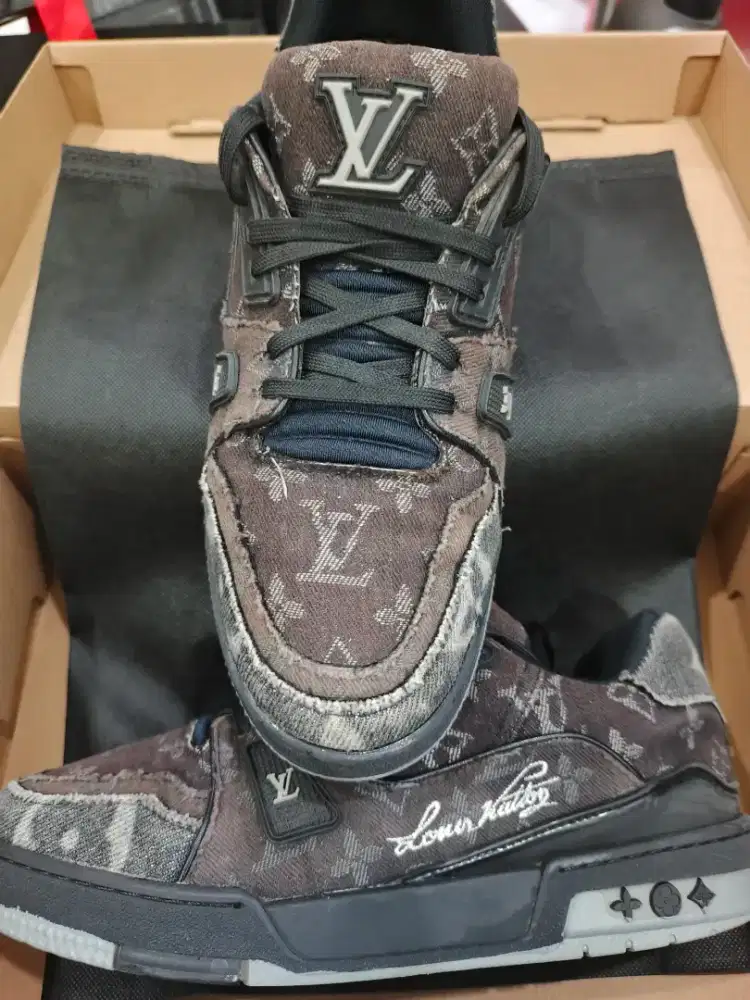 Sepatu LV Trainer Sneaker dari Louis Vuitton size 43