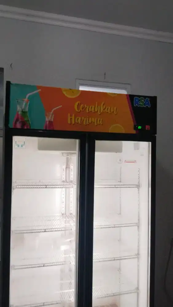 Showcase 2 pintu merk RSA