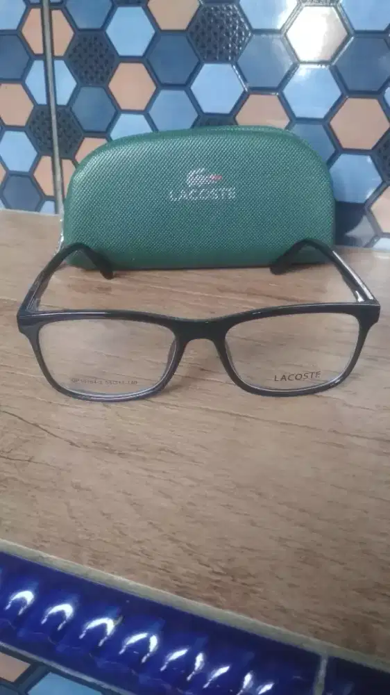 Kacamata Lacoste