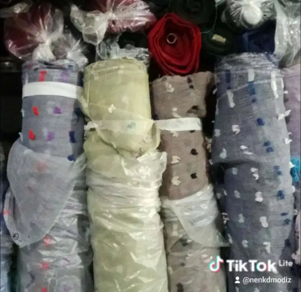 Kain rubiah polos dan bulu elang