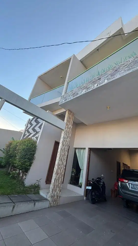 Rumah 2 lantai dalam kompleks yang tenang aman