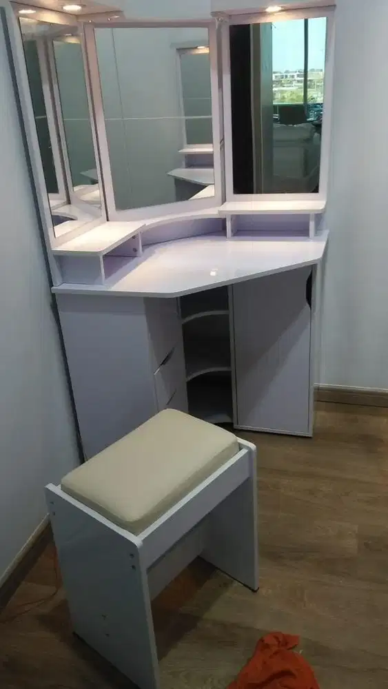Meja rias / makeup sudut, warna putih