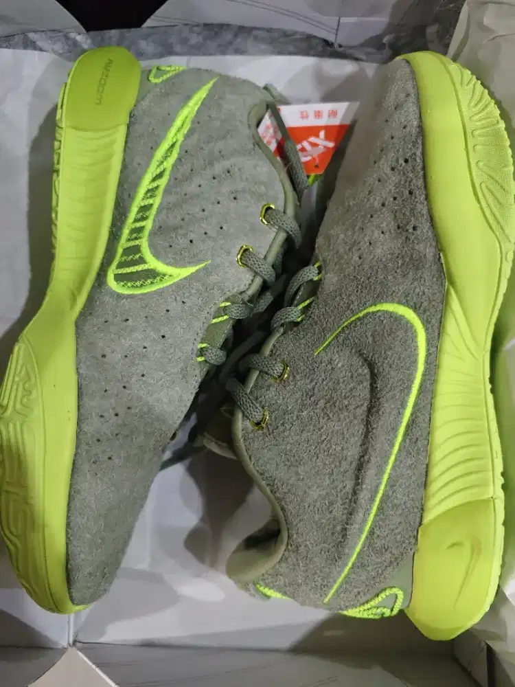 Sepatu basket LeBron XXI oil green volt size 42
