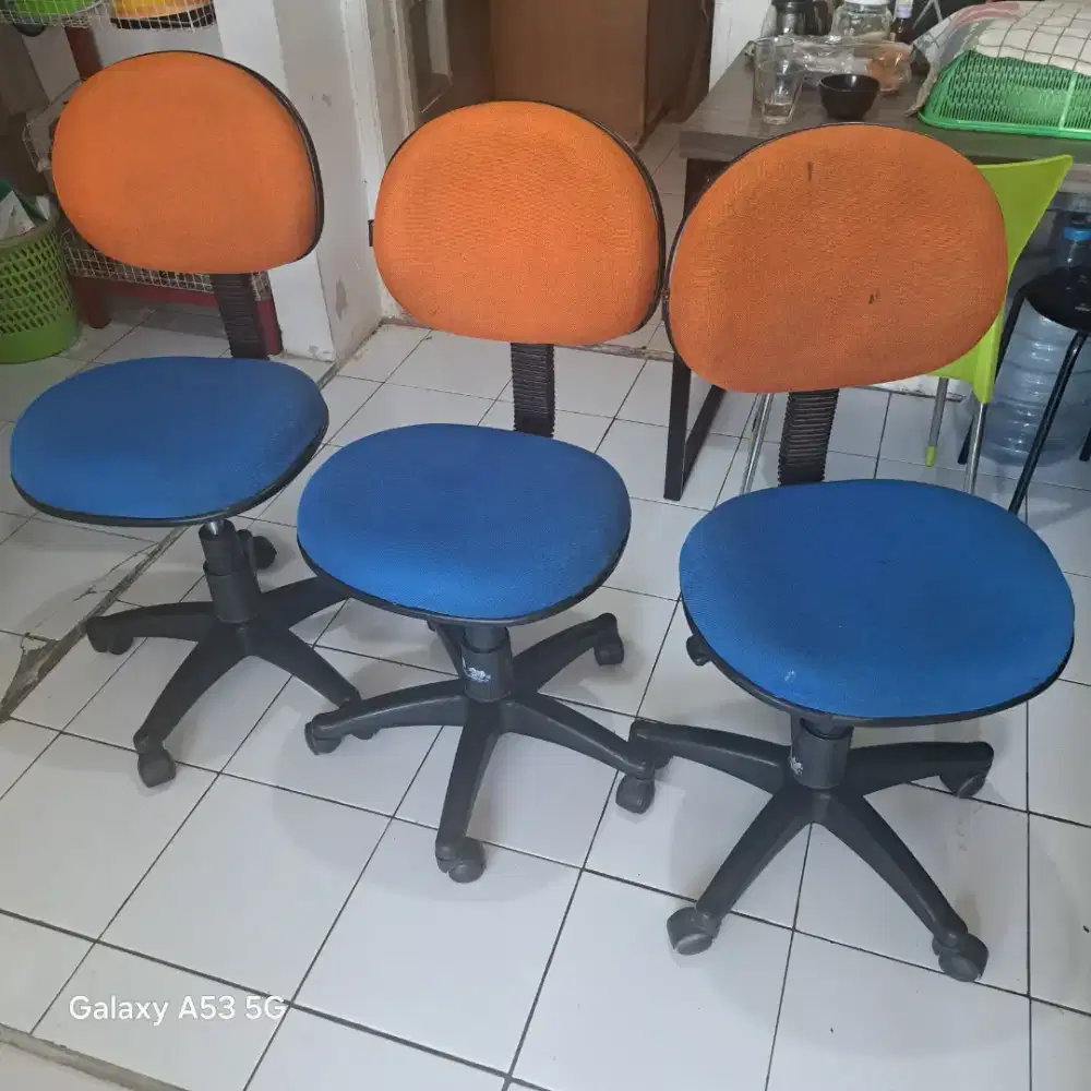Kursi kantor biru orange