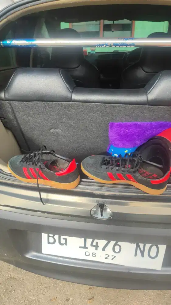 Sepatu adidas ukuran 43 1/2 kondiri masih mulus seperti baru