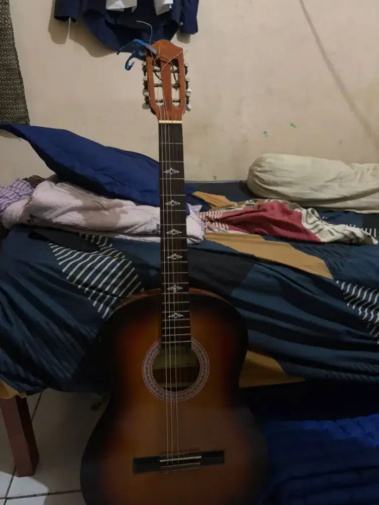 Gitar akustik biasa 150