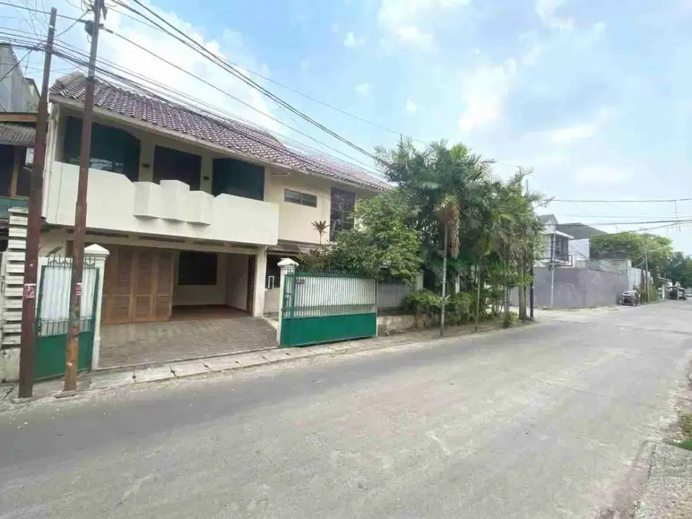 Jual Rumah Hook di Kebayoran Baru Dekat Jalur Utama dan Bebas Banjir