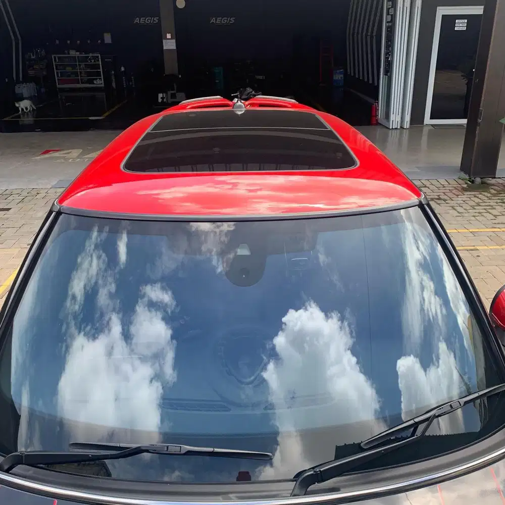 Mini Cooper 2023 jcw Hitam elegan.