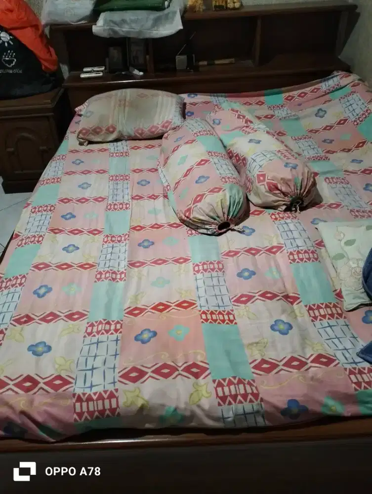 Tempat tidur no.2 dan lemari pakaian, bahan kayu kamper