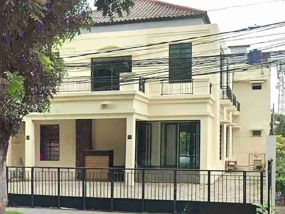 Sewa Gedung Kantor 3 Lantai di Jalur Utama Kebayoran Baru Dekat SPBU