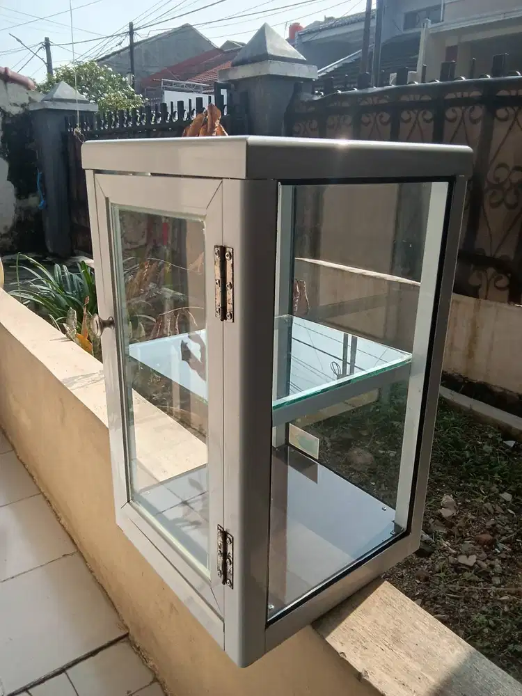 Etalase Kaca Kecil Aluminium Wrn.Putih,Uk. 30x30x50 Cm,Sukmajaya,Depok