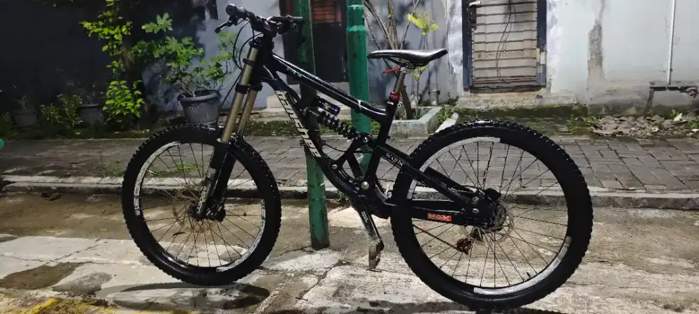 Sepeda MTB Banshee syinte downhill