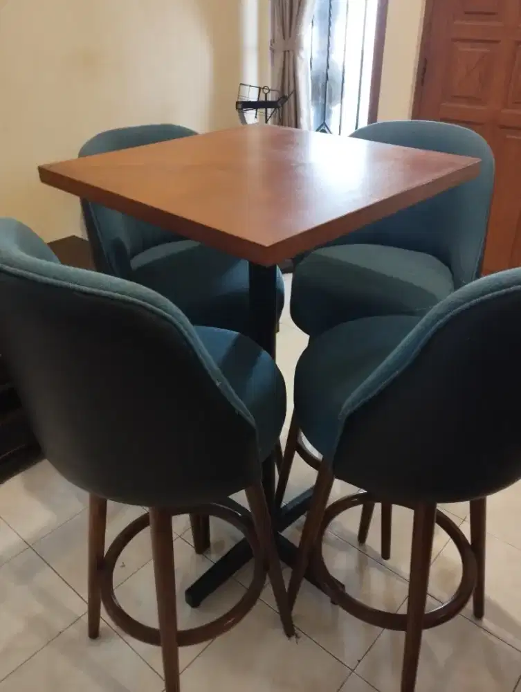 1 Set Meja Kursi Bar