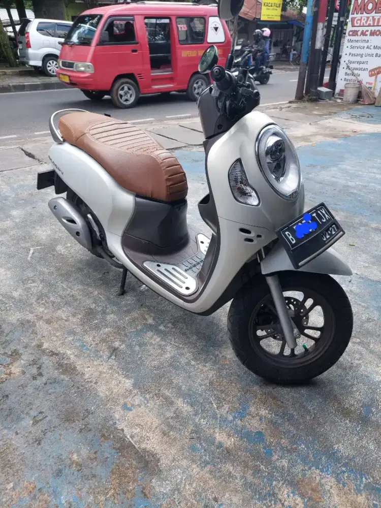 Scoopy putih 2022