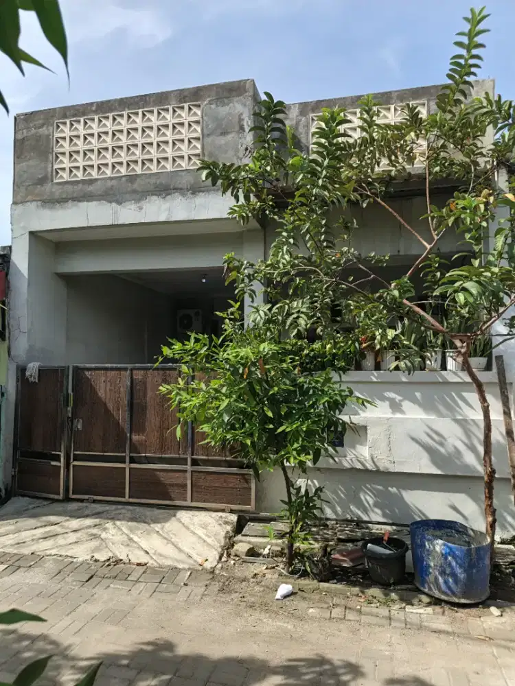 Disewakan Rumah Siap Huni Strategis Bangunan Full Dak 2 Lantai