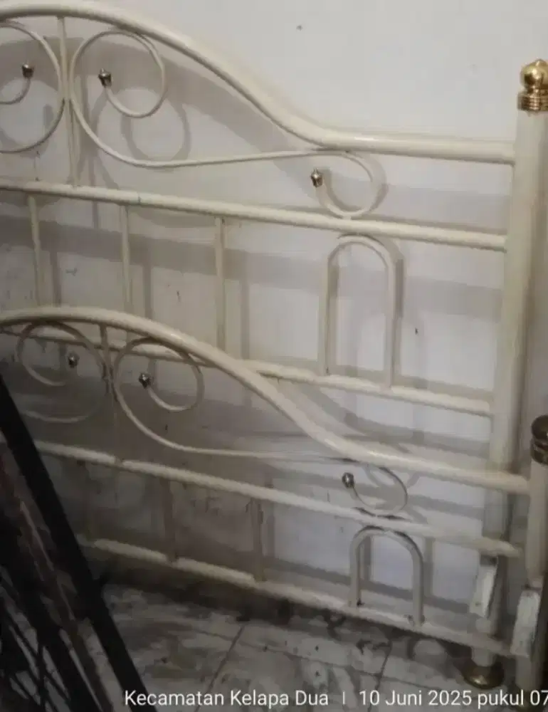 Tempat tidur ukuran 160 x  200