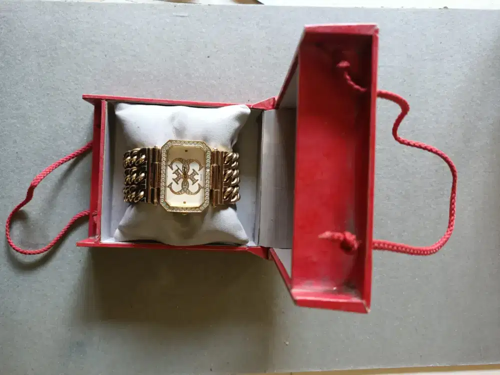 Jam tangan Guess wanita