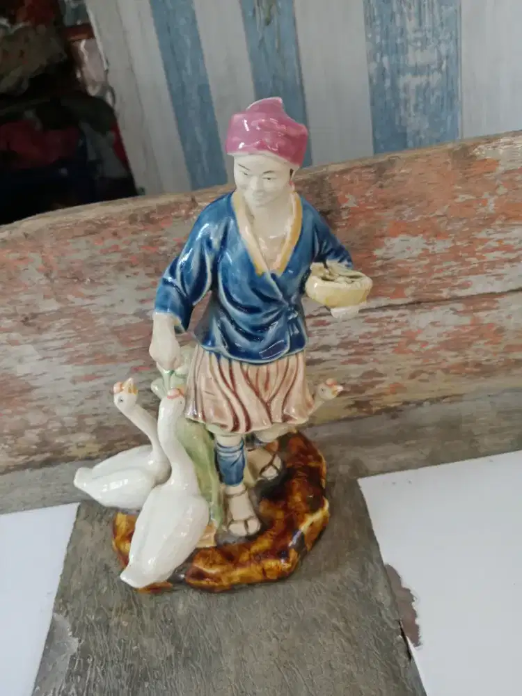 Sebuah ptg keramik  ternak angsa