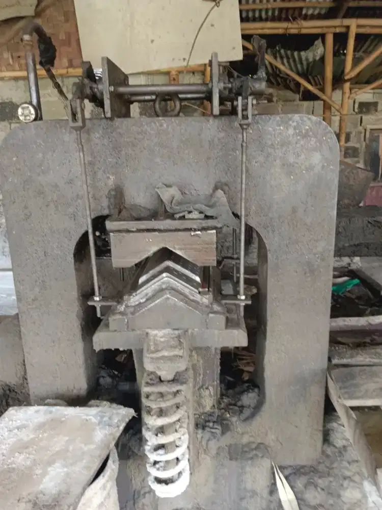 Mesin Press Hydrolik Untuk Nok Badan & Lisplang