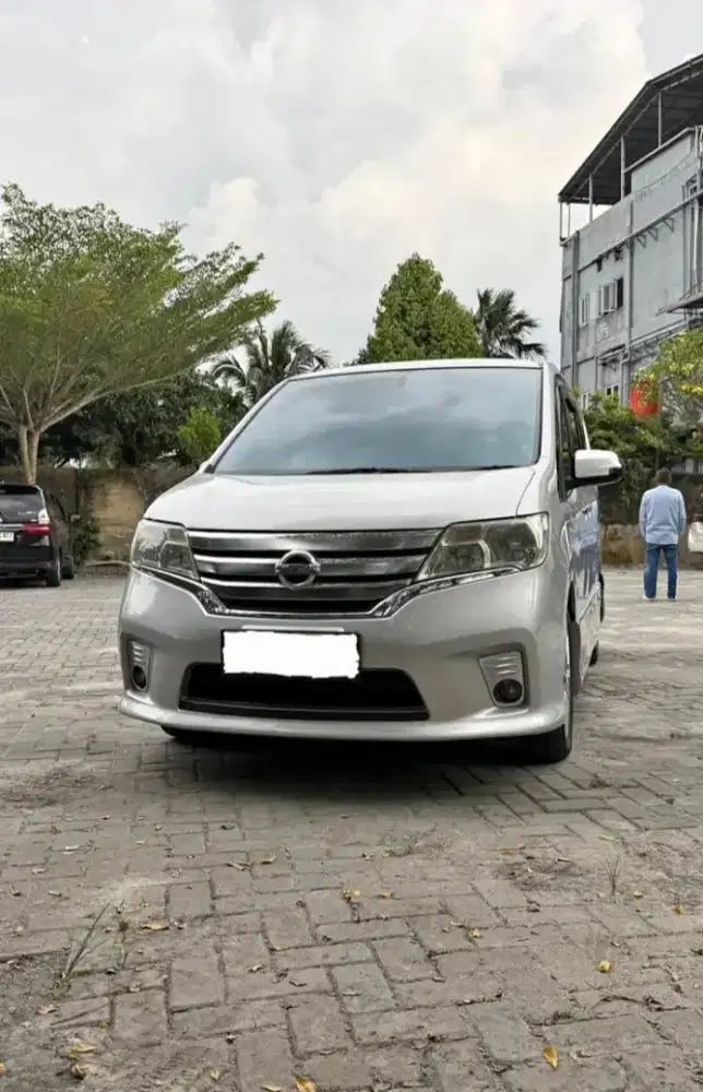 JUAL MOBIL PRIBADI NISSAN SERENA 2.0 AUTOMATIC  2013