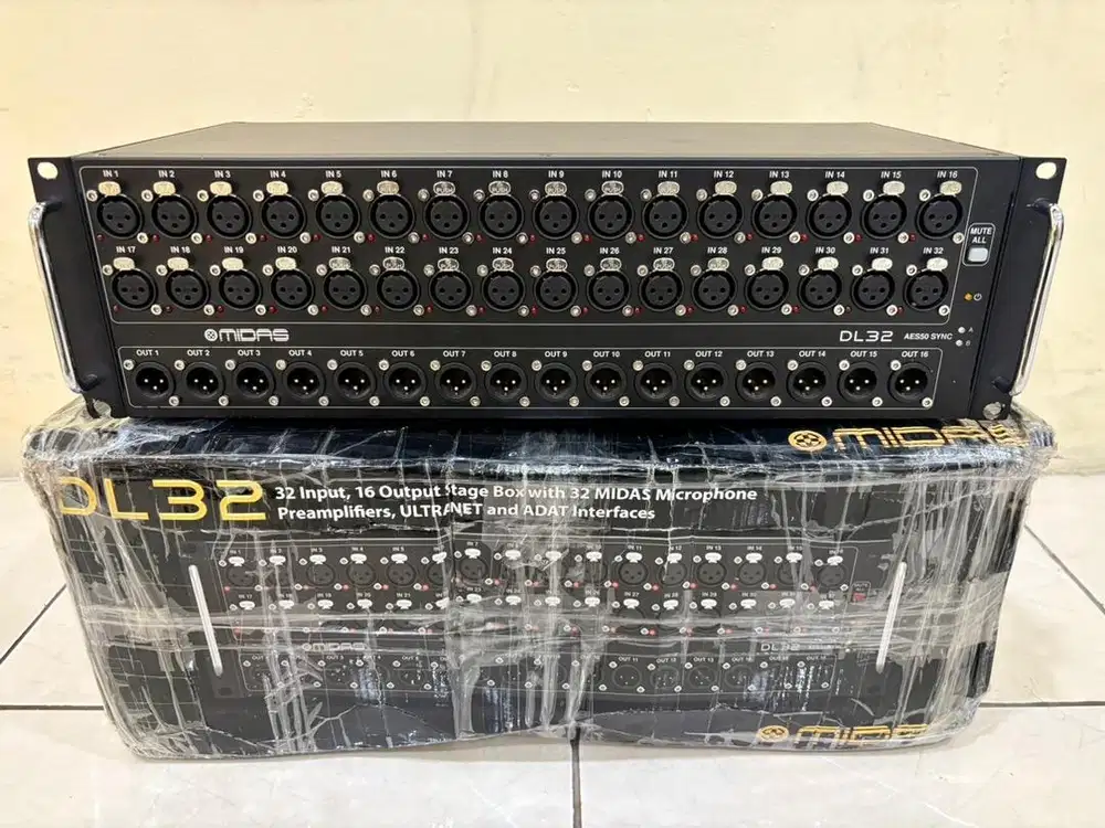 Midas DL32 stage rack