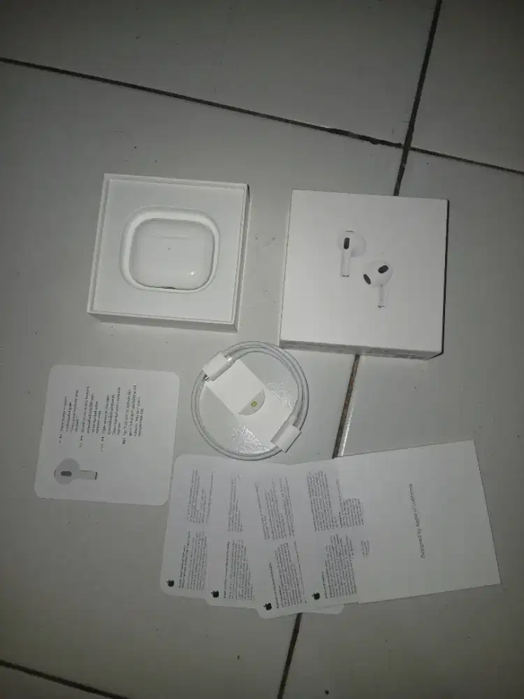 Apple AirPods (generasi ke-3) dengan Lightning Charging Case