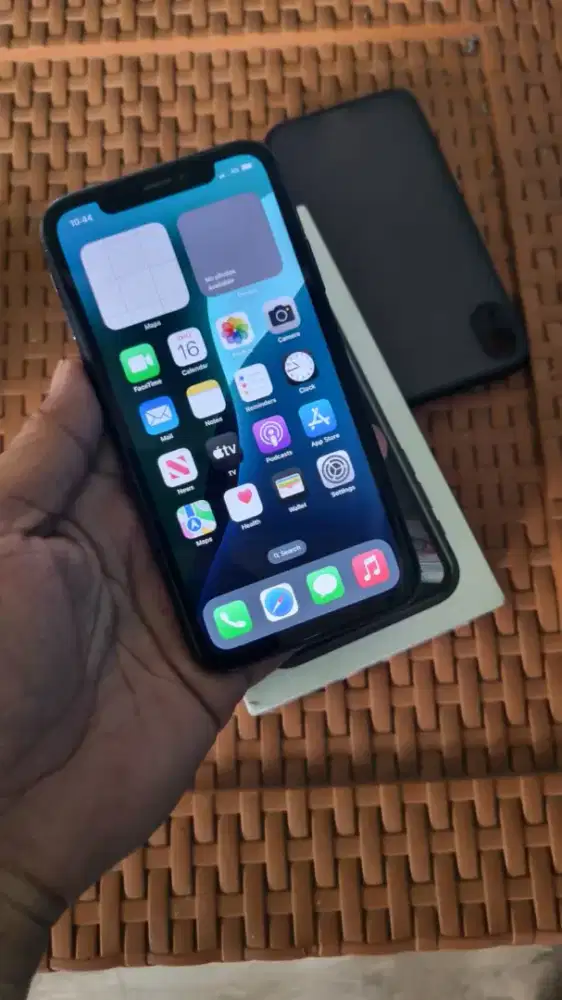 Iphone XR 64gb all operator fullset bacdoor tutup belakang aja retak