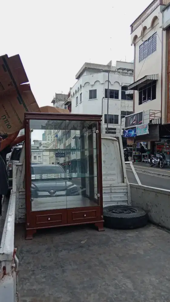 LEMARI HIAS PENDEK PINTU KACA
