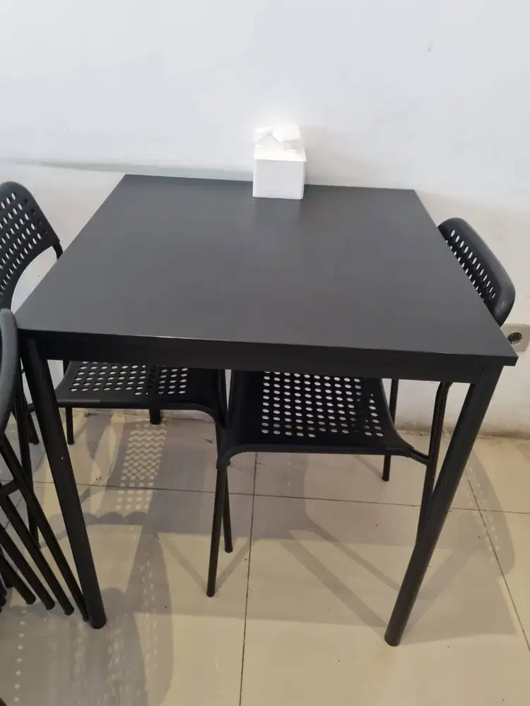 Meja dan kursi makan bekas cafe