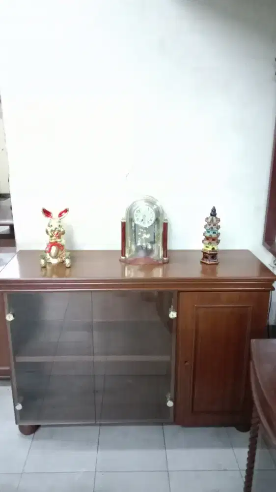 BOFET TV MINIMALIS PINTU KACA