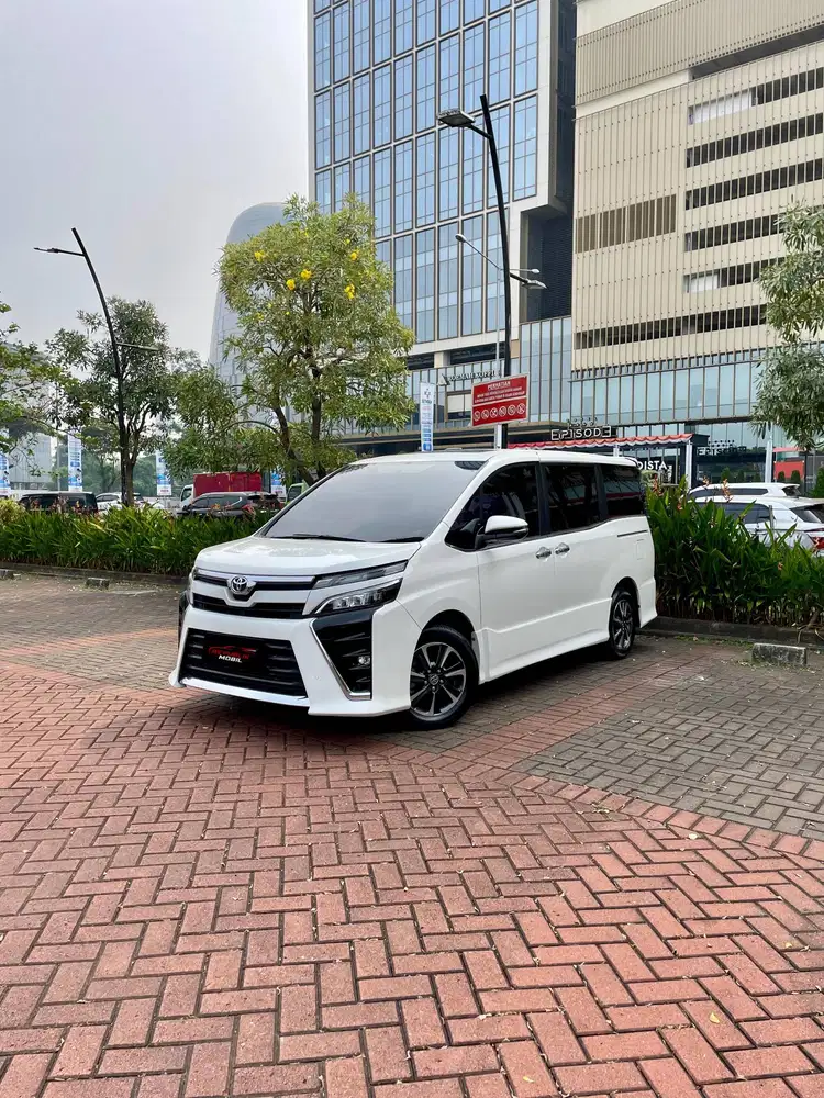 Toyota Voxy 2.0 Matic 2021 bunga premium