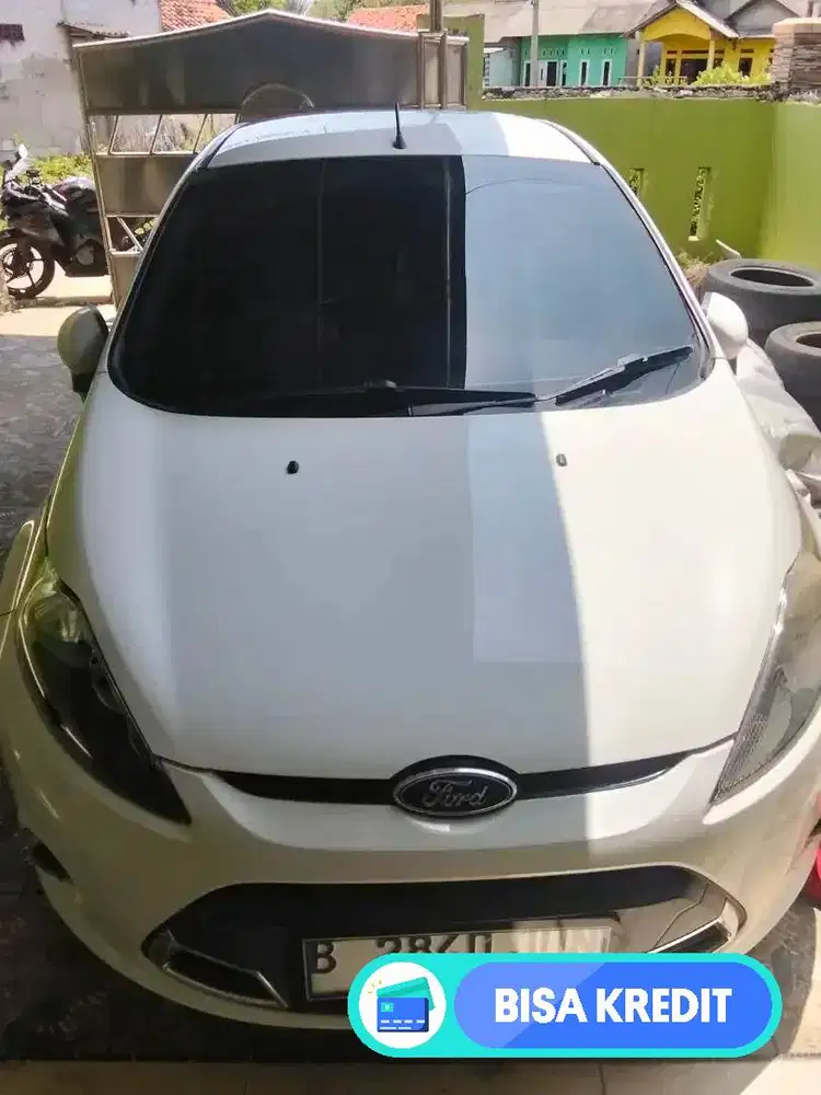 Di jual mobil ford fiesta tahun 2012