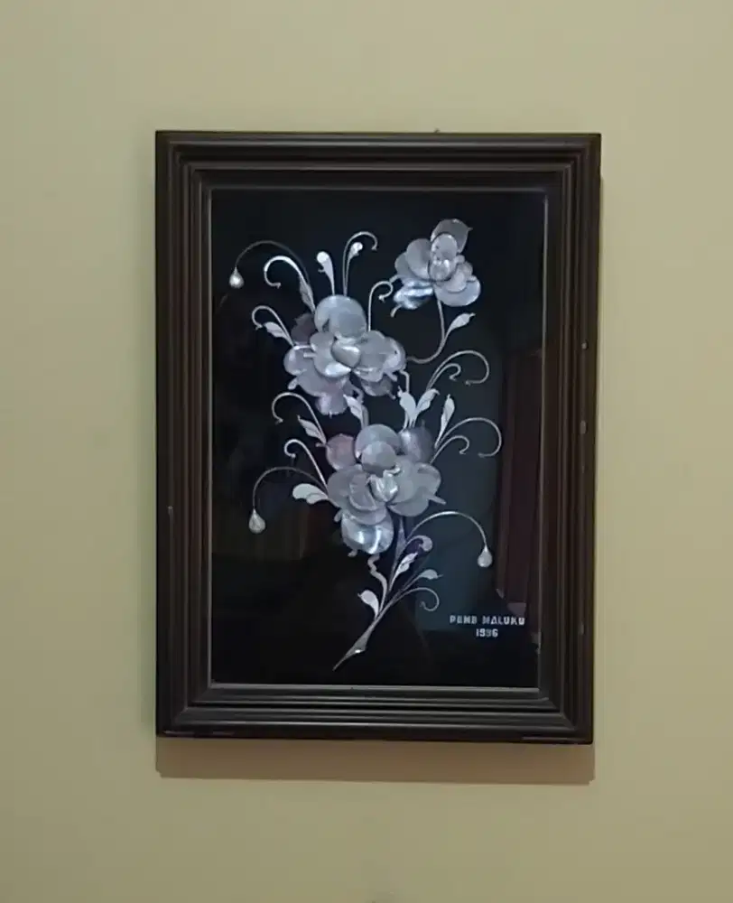 Hiasan dinding dr kulit kerang motif bunga