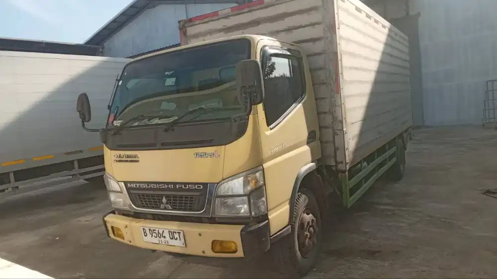 MOBIL MITSUBISHI COLT DIESEL FE 74 LONG (74L) 6 RODA BOX ALUMINIUM