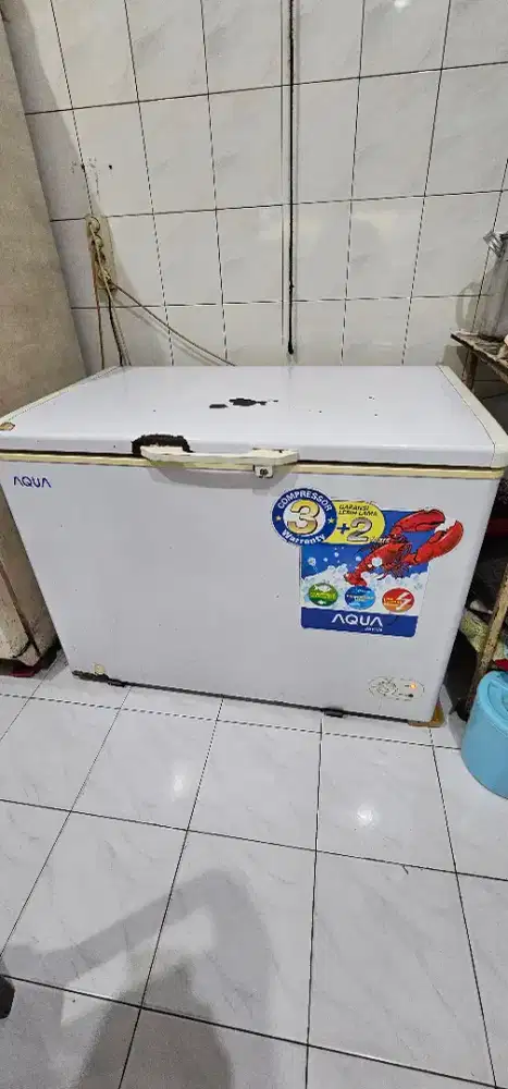 Kulkas freezer merk aqua 300 liter
