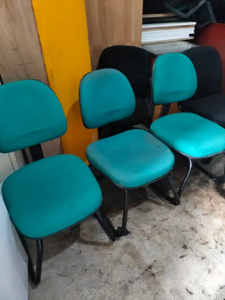 Kursi kantor hadap kaki besi Merk ERGOTECH bekas bagus siap pakai