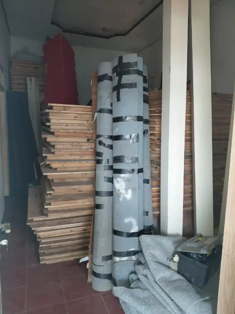 Partisi Karpet dasar
Pernak pernik pameran