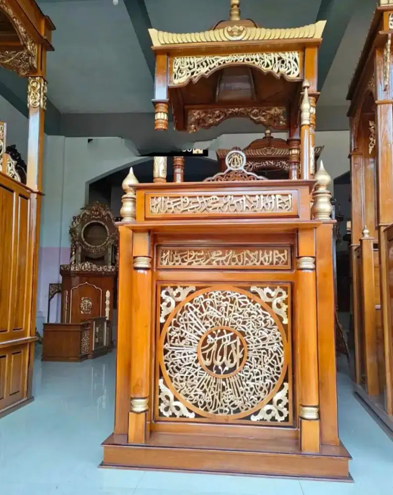 Perajin mimbar masjid