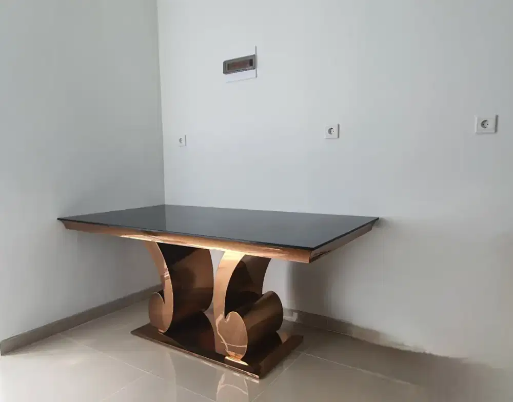 Dijual meja makan Forgan  informa