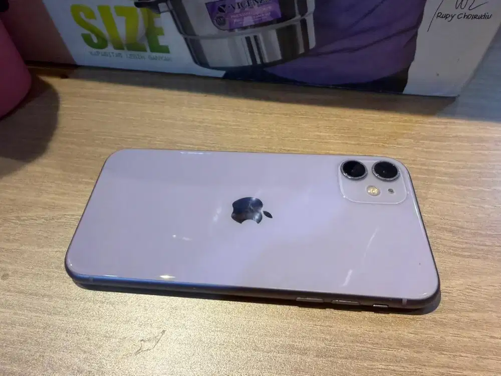 iPhone 11 warna ungu, cantik dan elegan, memori 128GB.