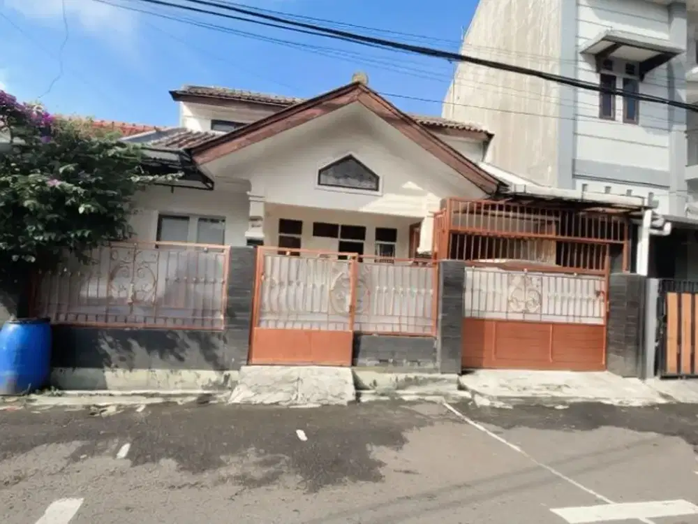 Rumah 2 Lantai Siap Huni Hadap Timur Laut + Mushola & Laundry | SHM