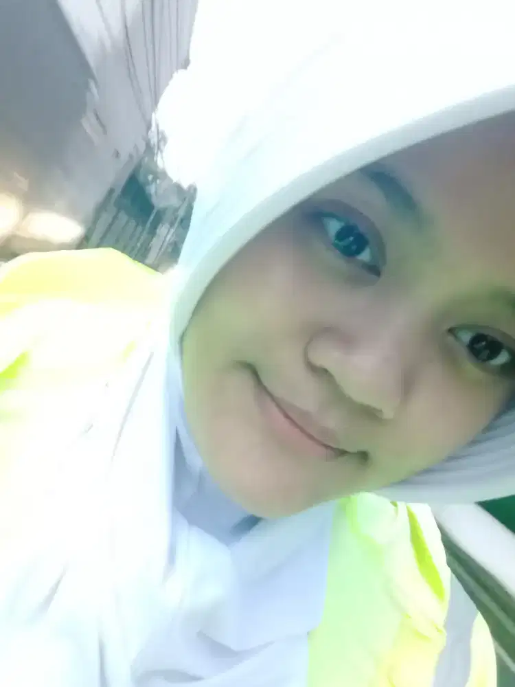 Pelajar SMA Aktif & Ramah Siap Bekerja Part-Time sebagai Waiters