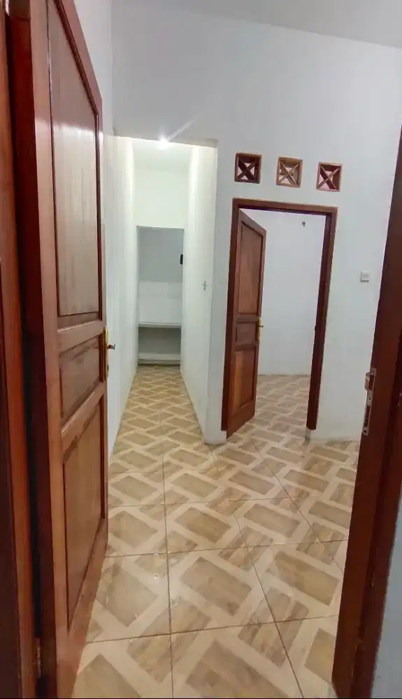 Rumah kontrakan 1 kamar dan ada area parkir mobil