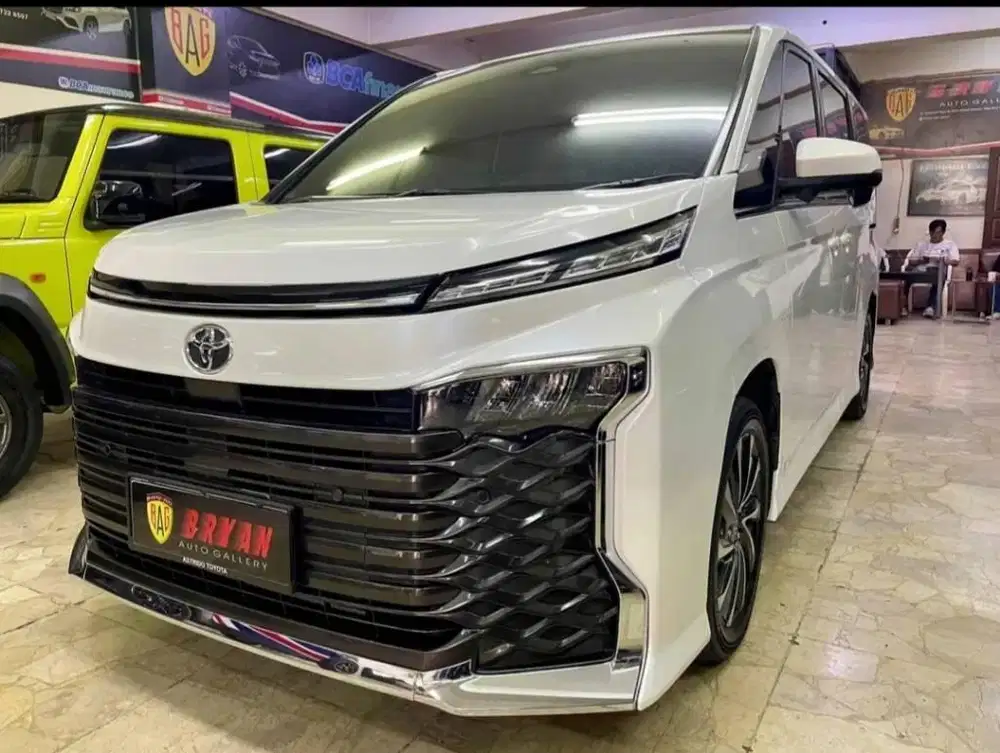 PREMIUM VOXY 2023 TSS NEW LOOK PUTIH