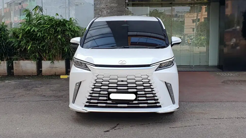 Km 2rb lexus lm350 hybrid 7 seater 2024 putih interior hitam